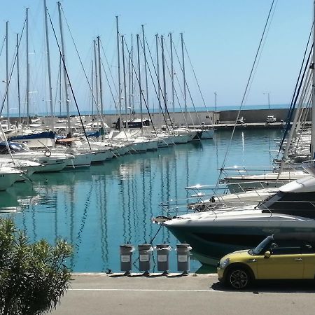 Joli Studio Bord De Mer, Clim, Balcon, Parking Prive Menton Exterior photo