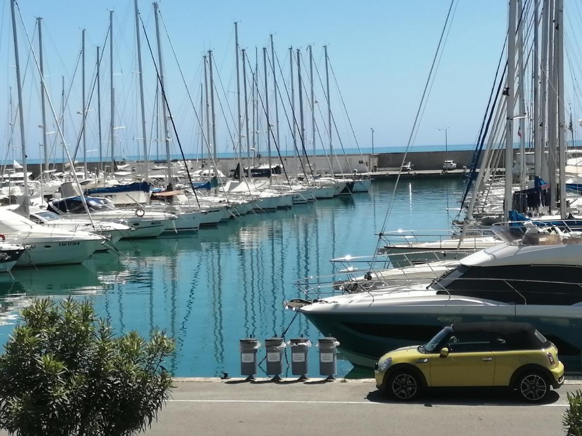 Joli Studio Bord De Mer, Clim, Balcon, Parking Prive Menton Exterior photo